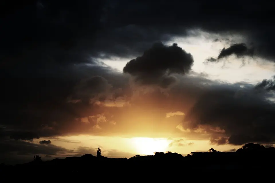 Sol en el cielo y muchos nubarrones en el Infierno